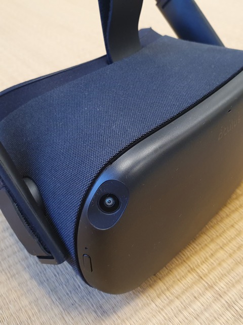 Oculus Quest : photographie du casque de réalité virtuelle autonome, revêtement textile bleu sombre, avec sa caméra de suivi visible.